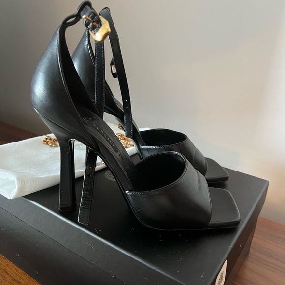 Like New. Versace Medusa Chain Leather Sandals - Picture 5 of 10